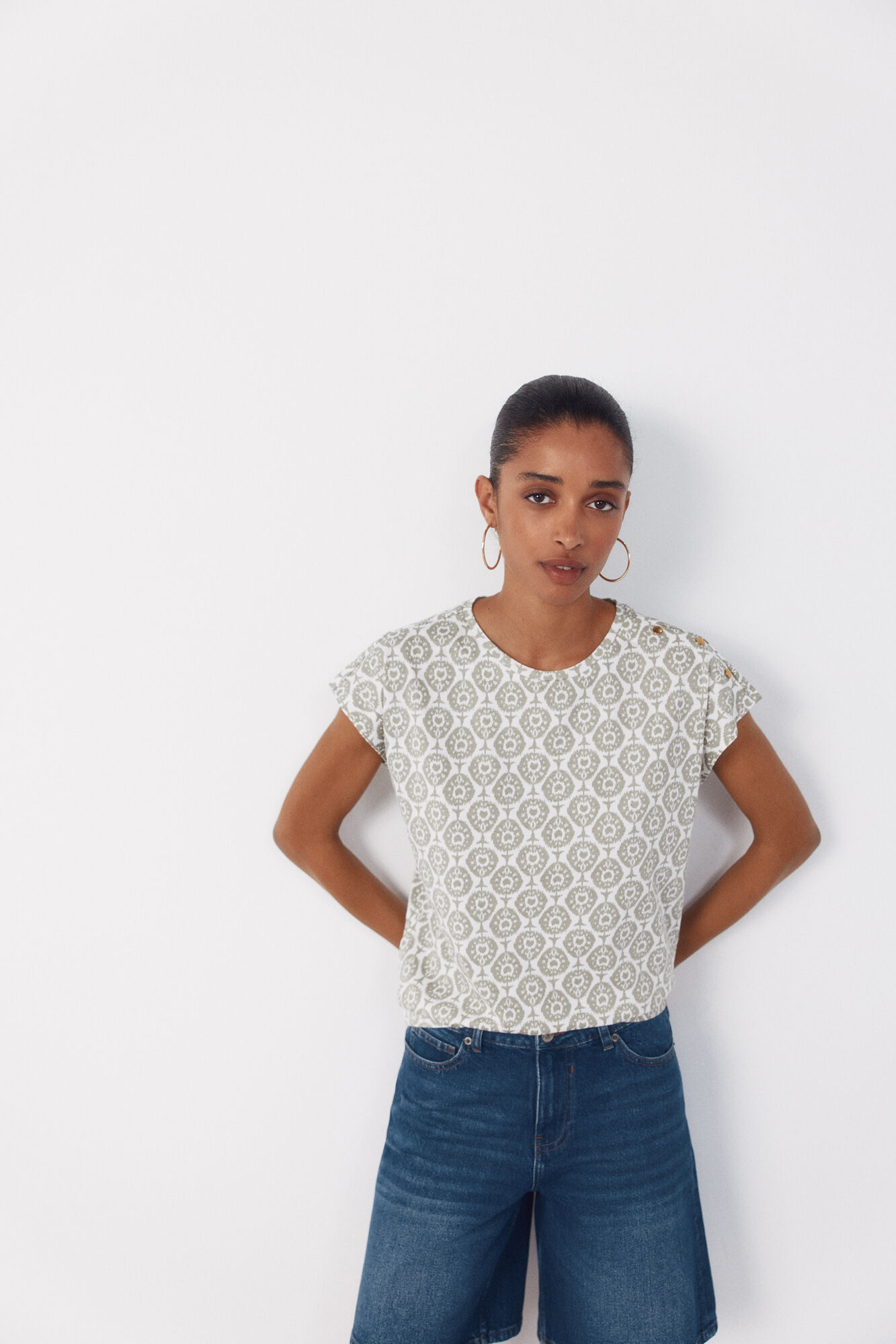 Cortefiel Playera b&aacute;sica con botones dorados