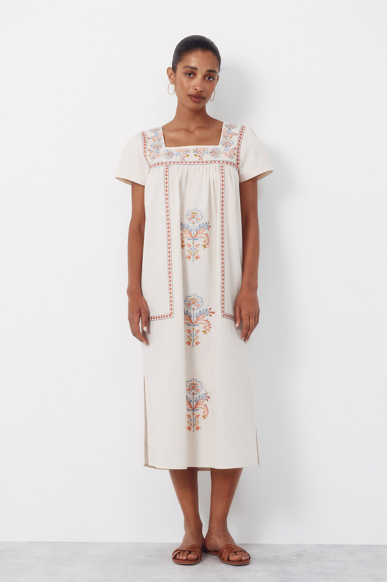 Cortefiel Vestido con bordados florales