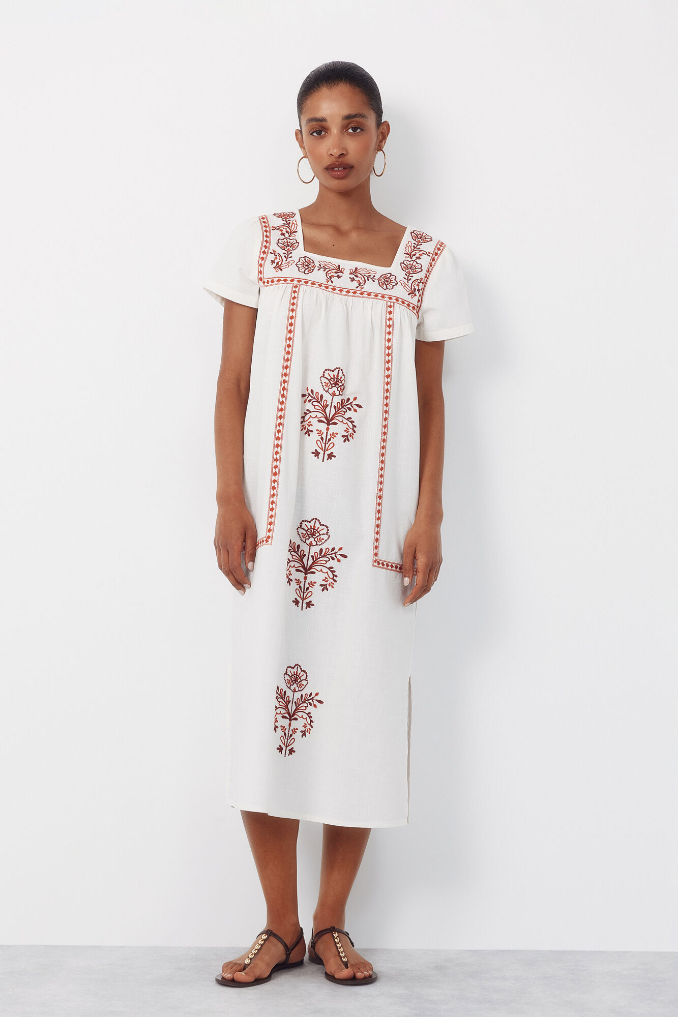 Cortefiel Vestido con bordados florales