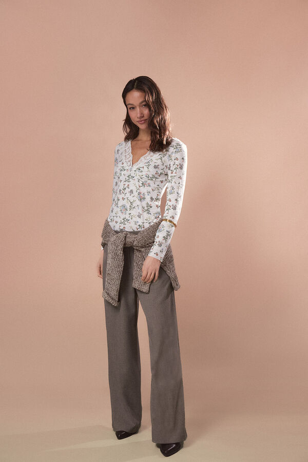 Slowlove Top estrucutura detalle blonda Estampado blanco