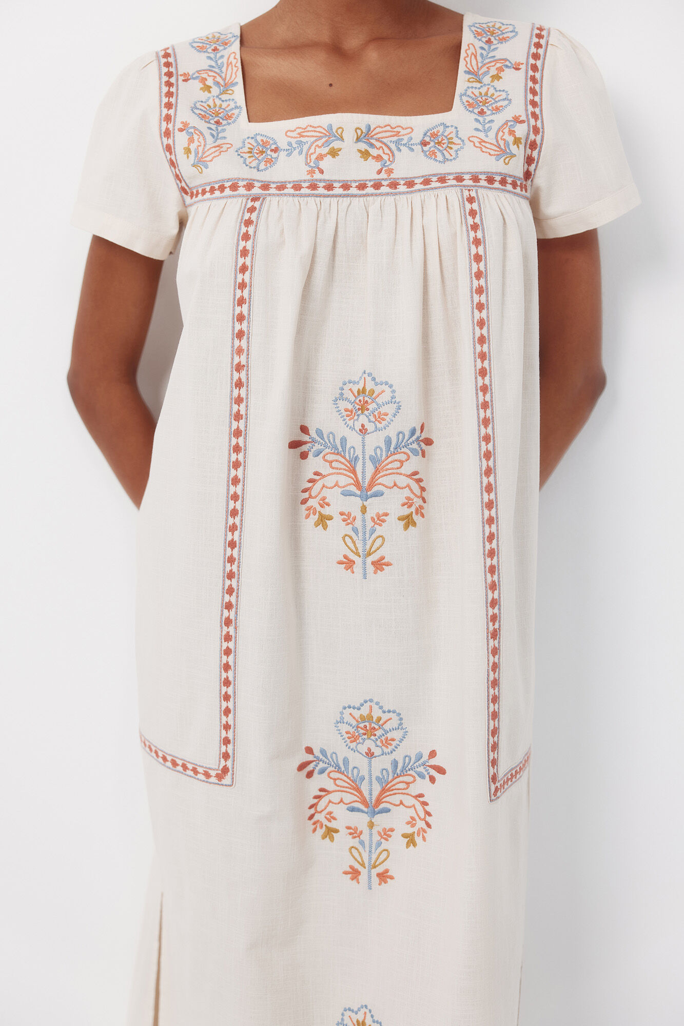 Cortefiel Vestido con bordados florales