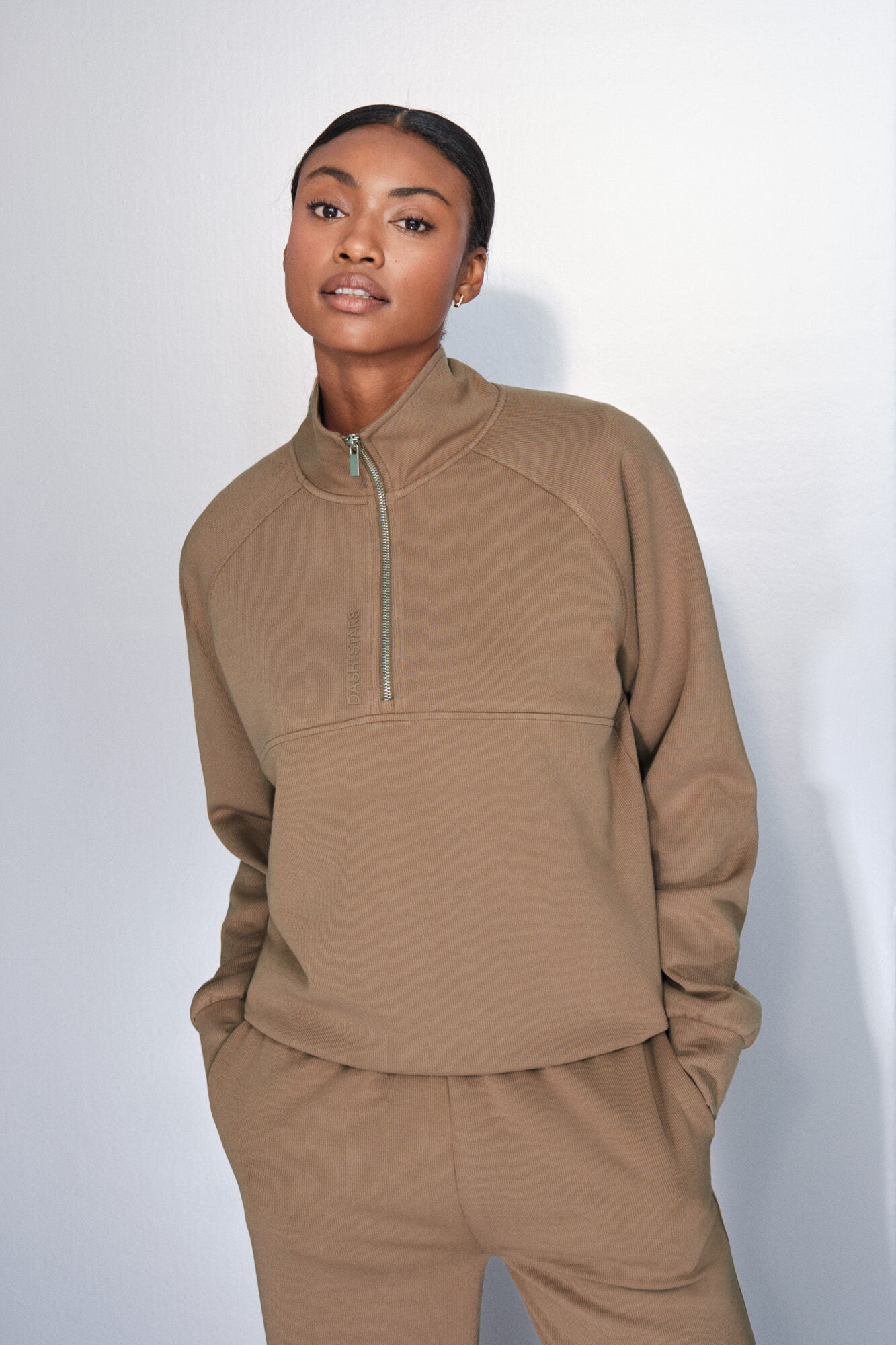 Dash and Stars Sudadera marr&oacute;n con cierre en el cuello