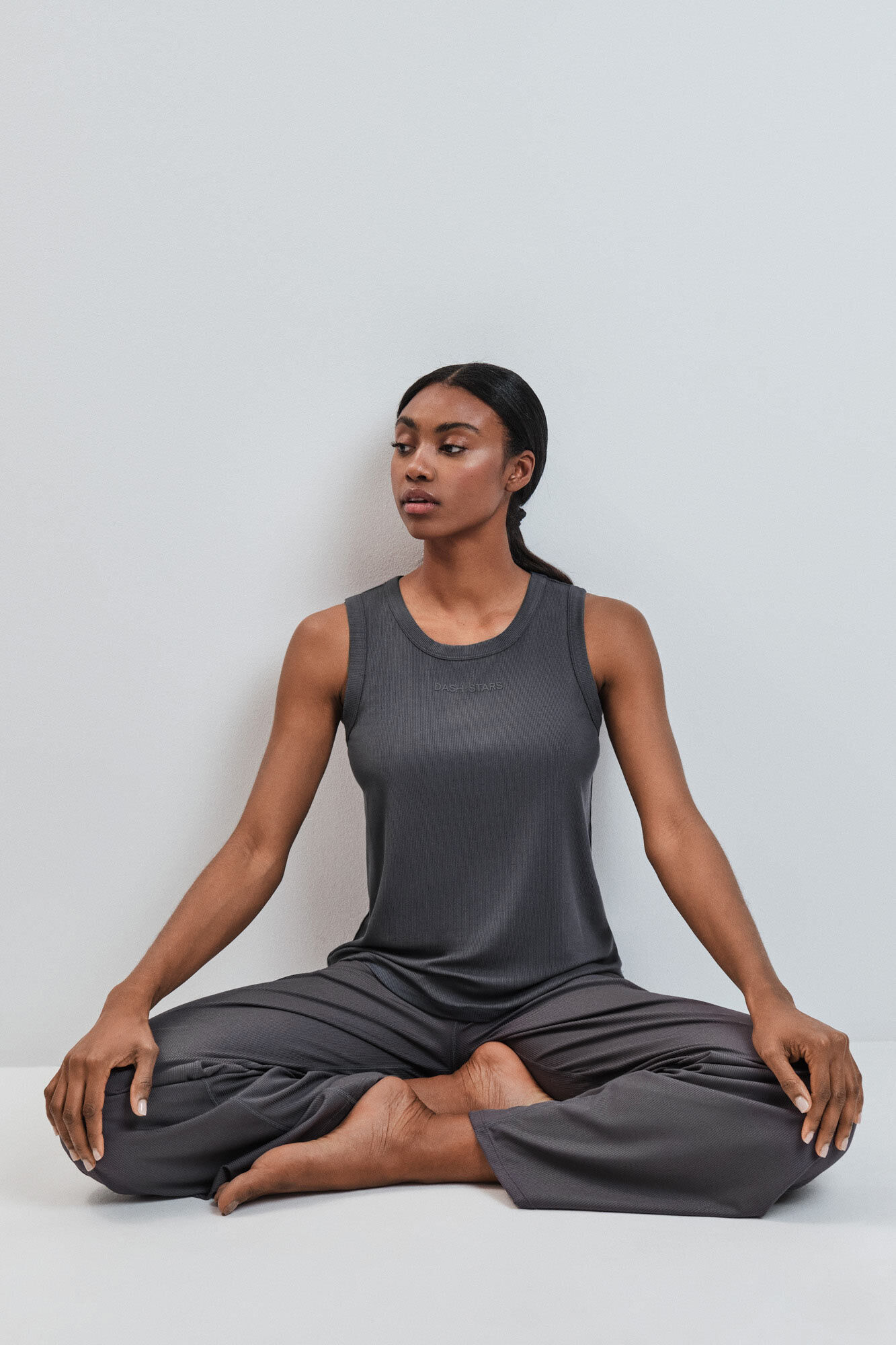 Dash and Stars Playera sin mangas de rib gris