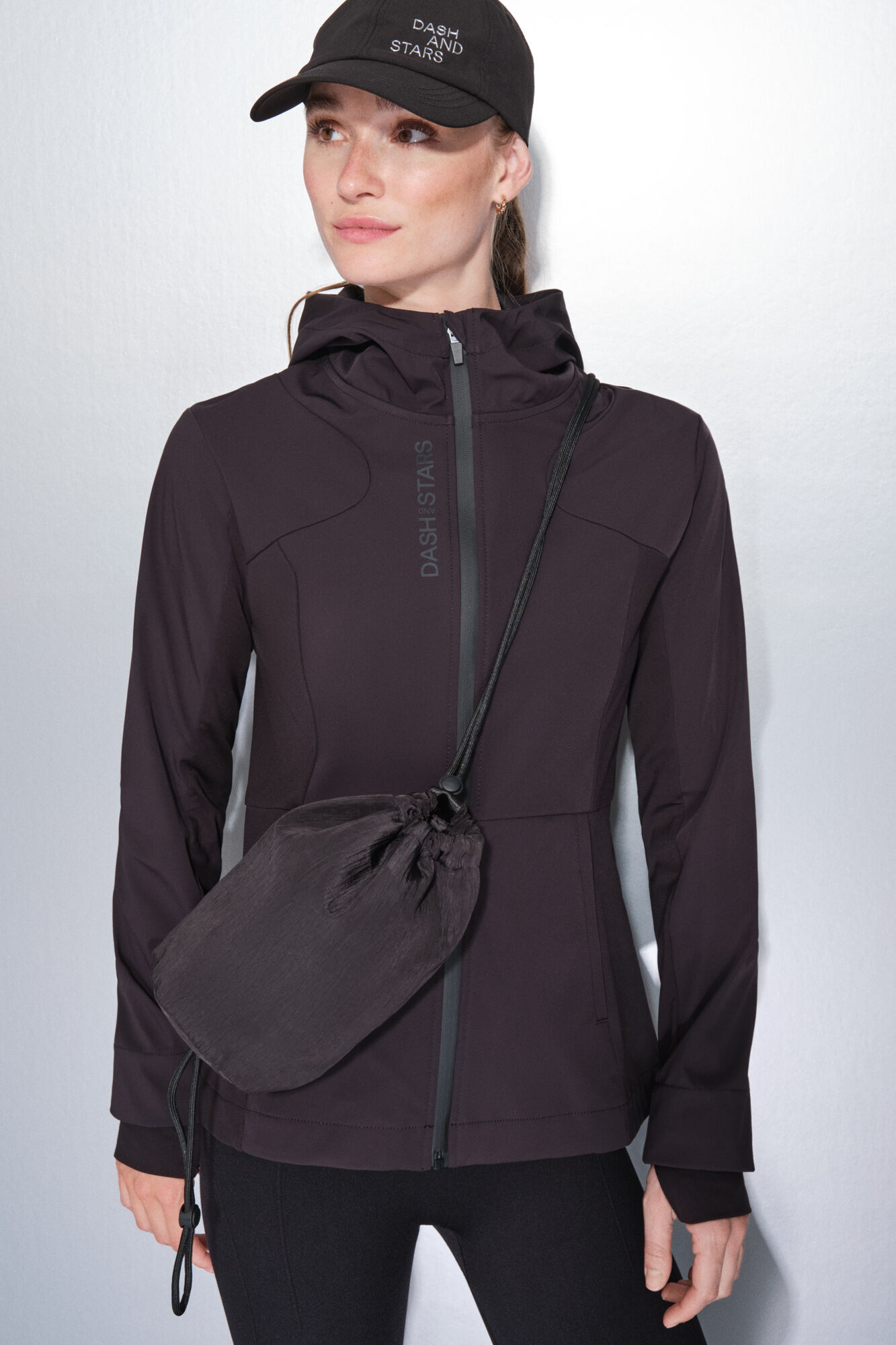 Dash and Stars Mini bolsa bandolera de nailon con satinado negro .