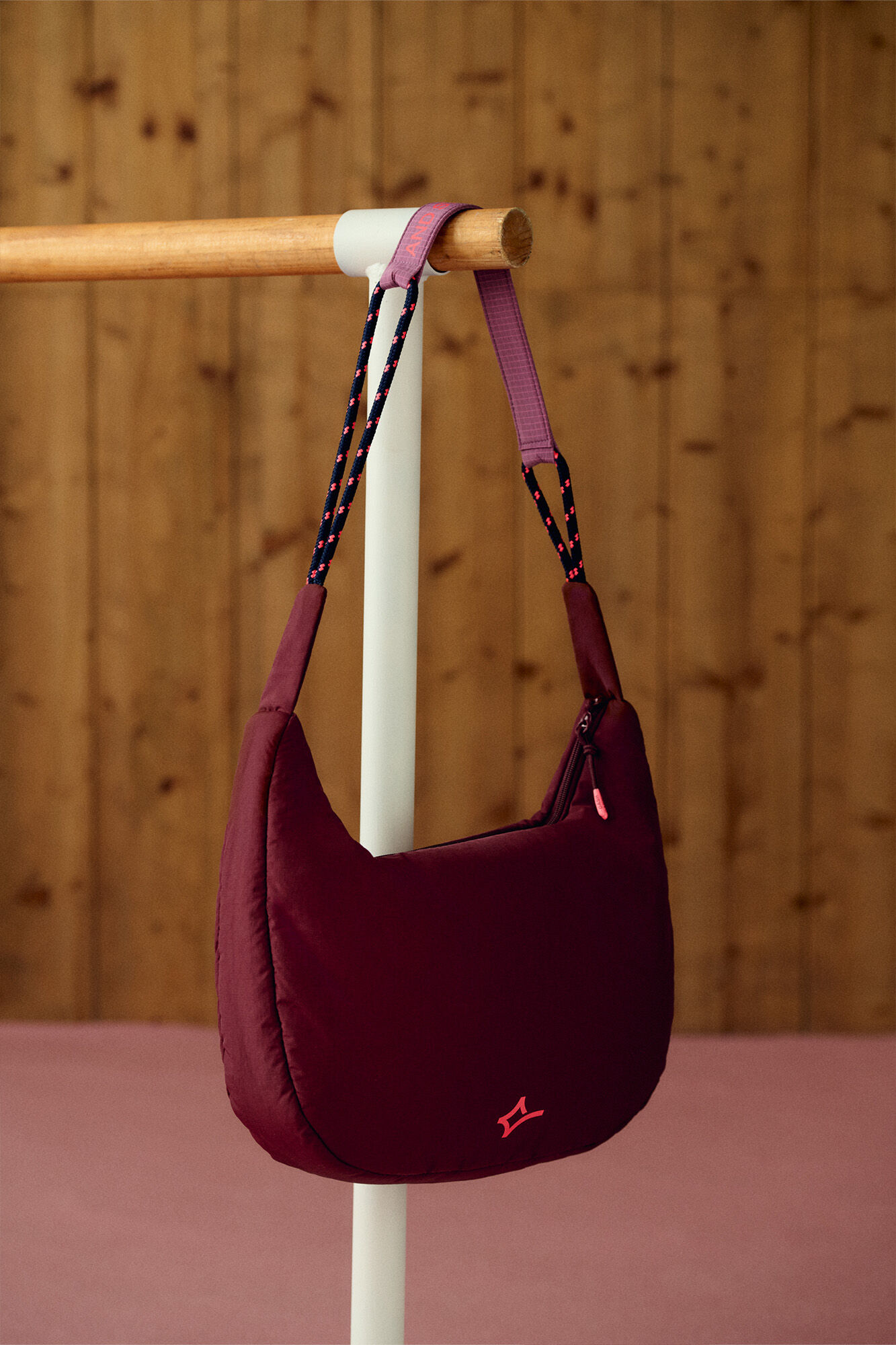 Dash and Stars Bolsa bandolera acolchada de nylon