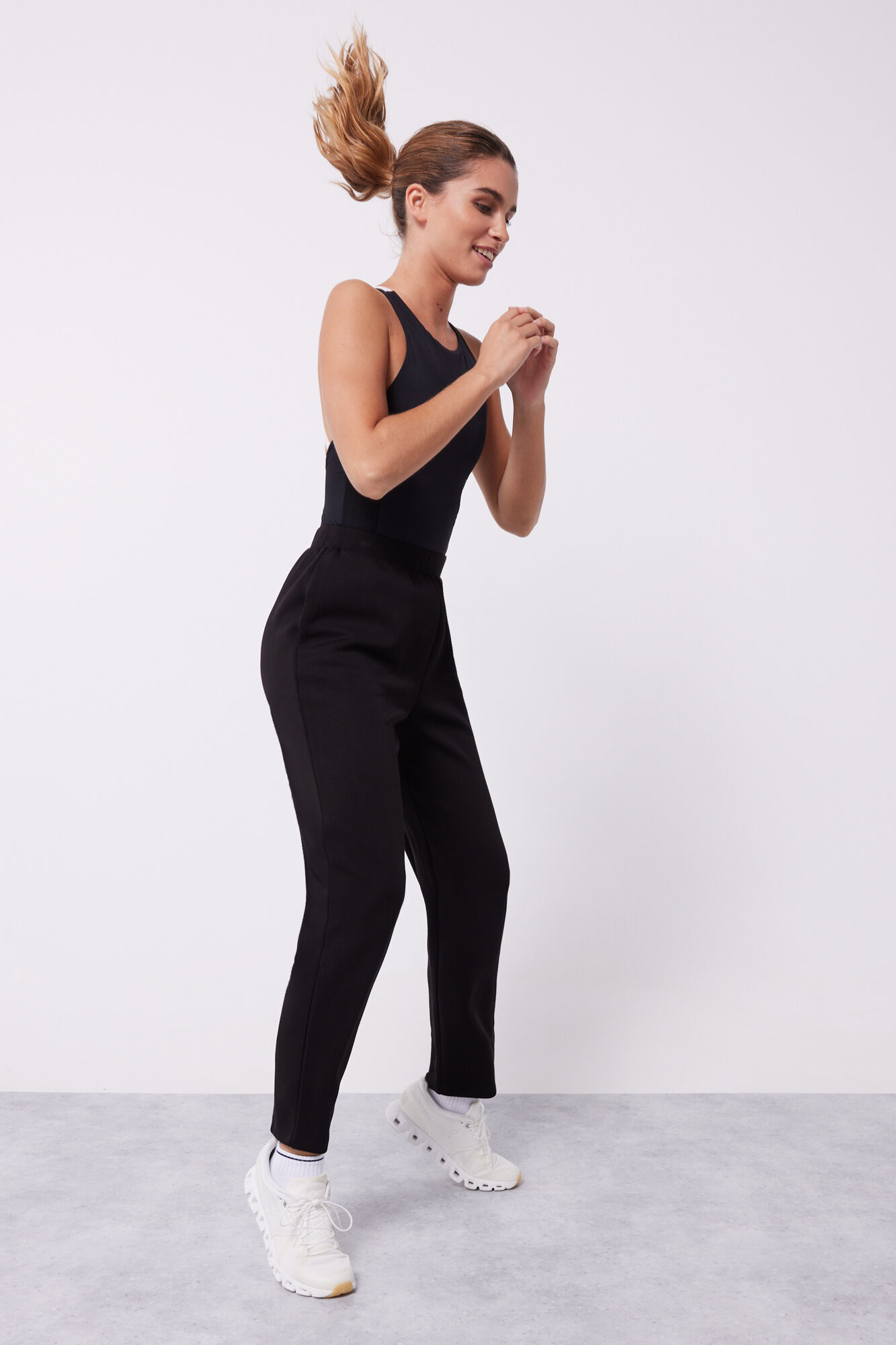 Dash and Stars Pantal&oacute;n jogger tacto suave negro