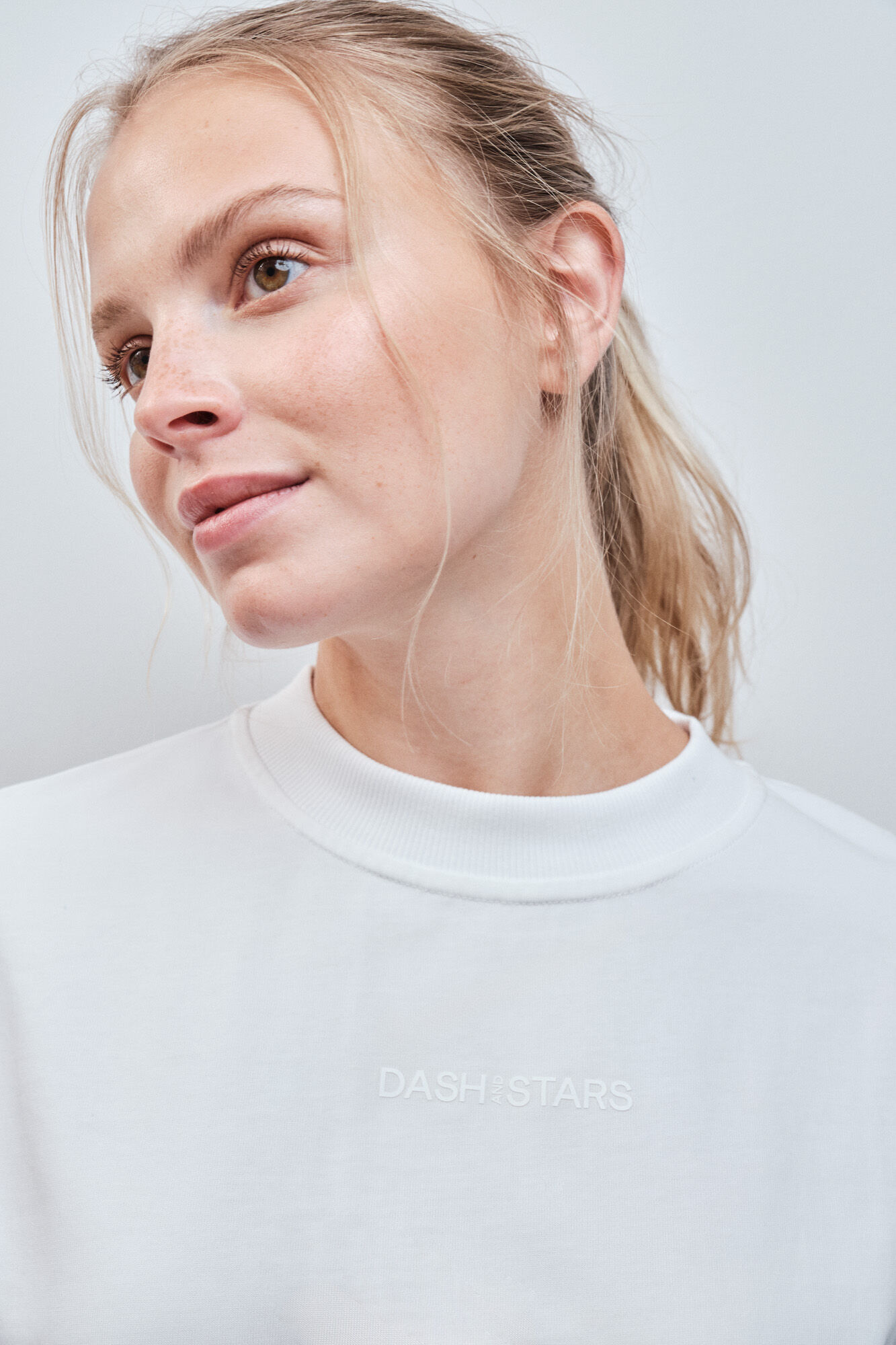 Dash and Stars Playera boxy 100% algod&oacute;n blanco