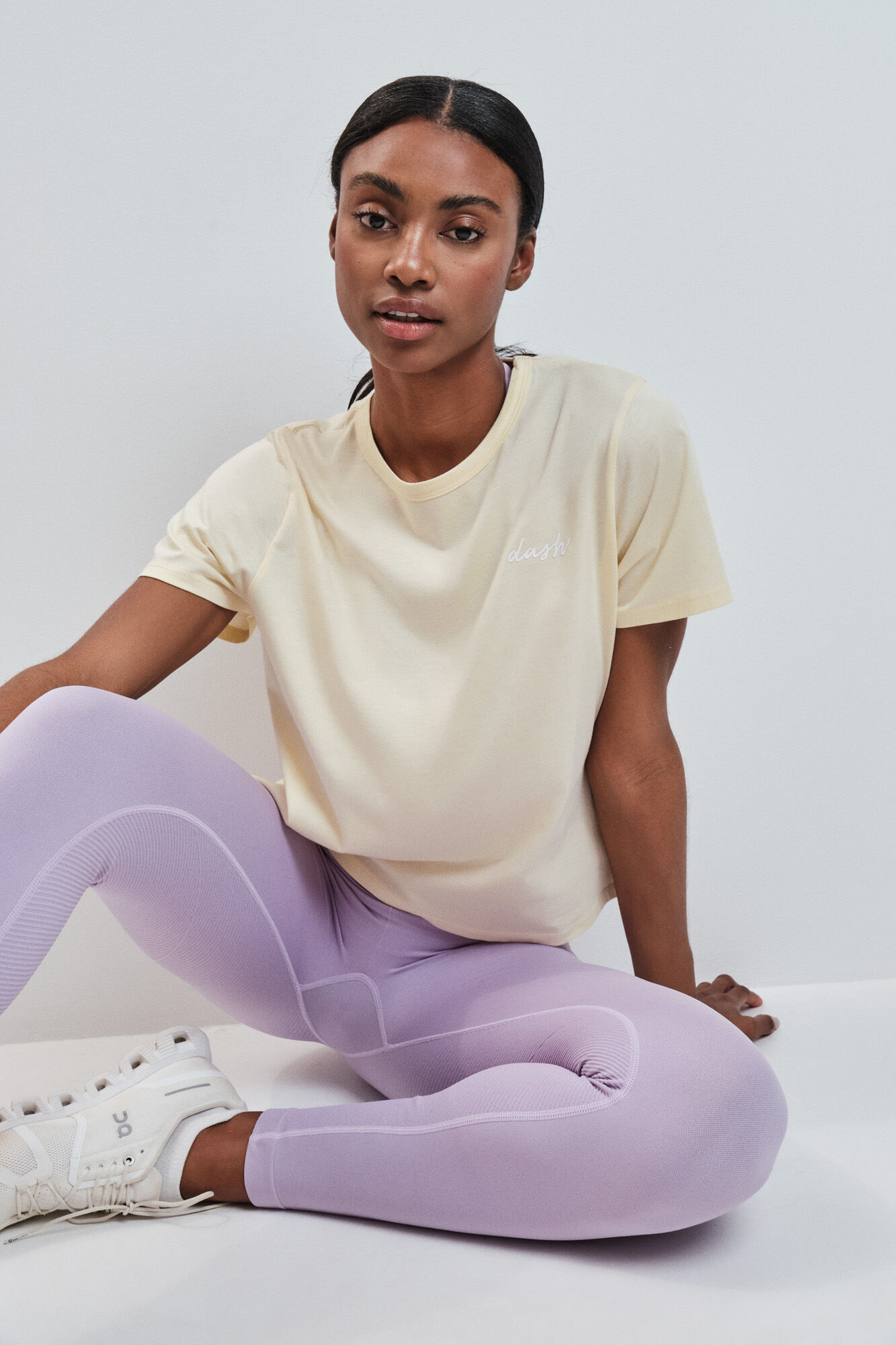 Dash and Stars Playera manga corta extra suave amarilla