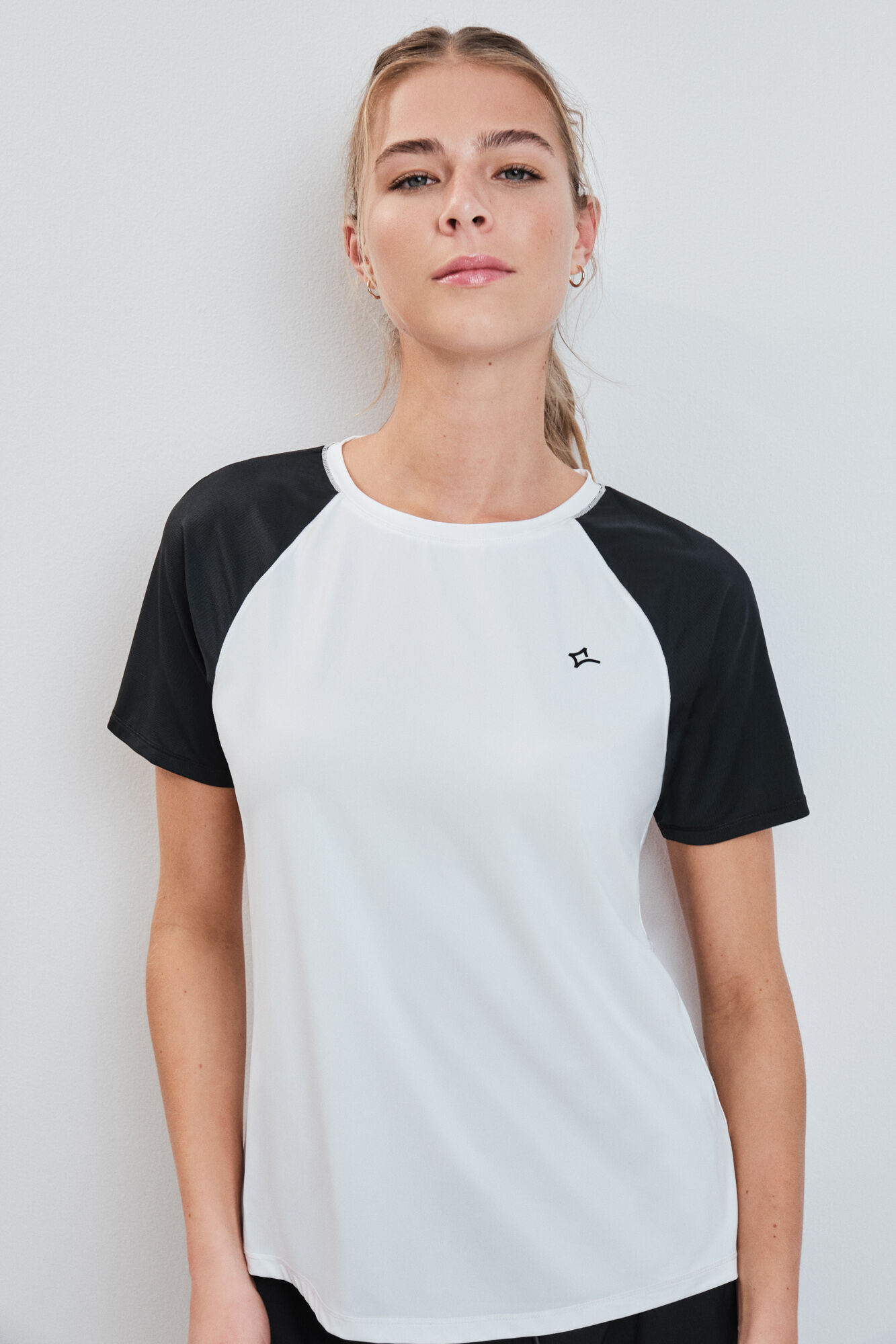 Dash and Stars Playera manga corta contraste blanca