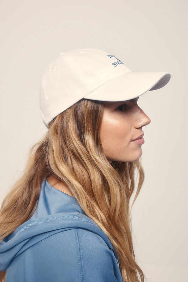 Dash and Stars Gorra blanca algodón logo beige