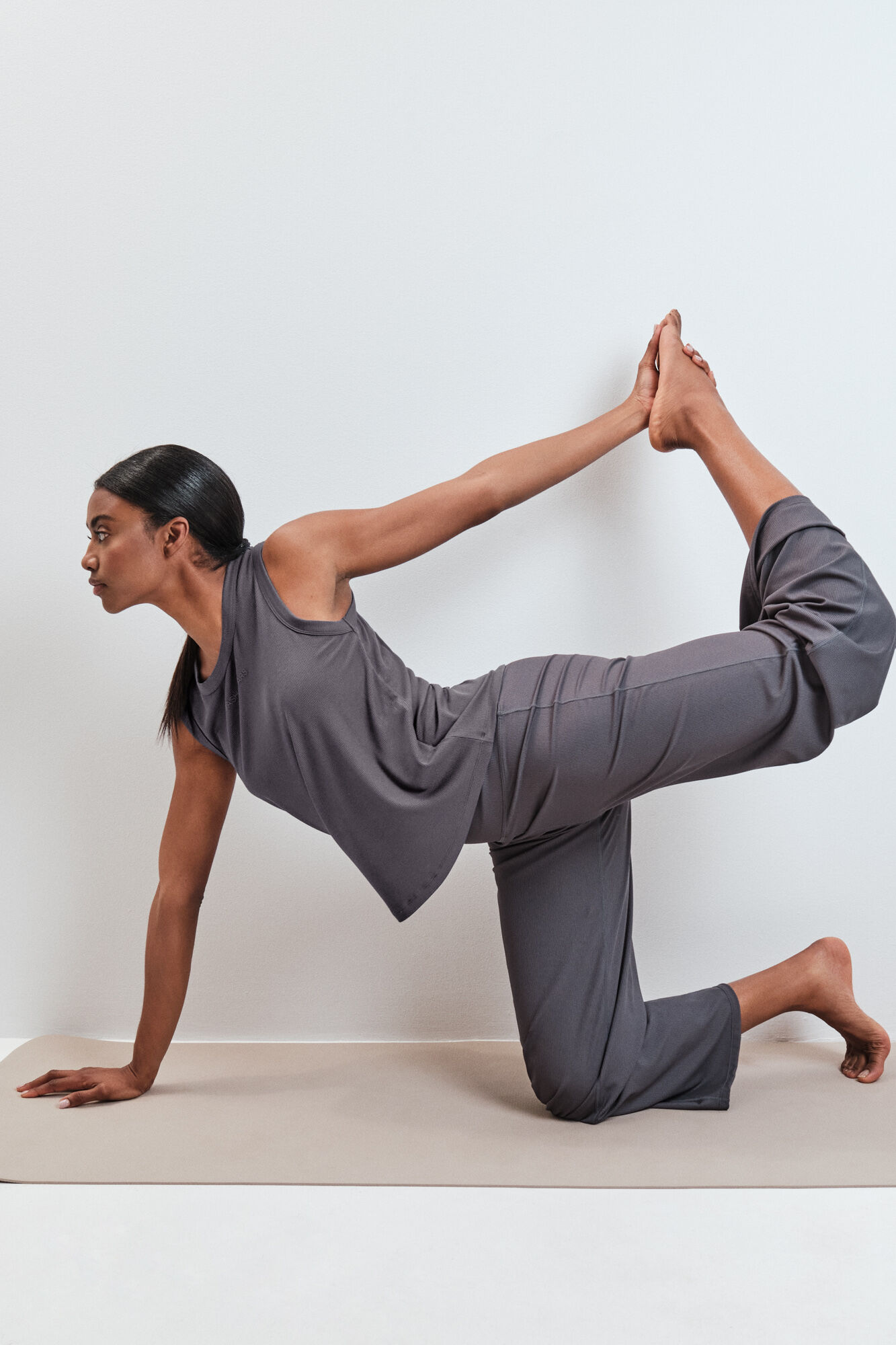 Dash and Stars Pantal&oacute;n largo palazzo acanalado gris