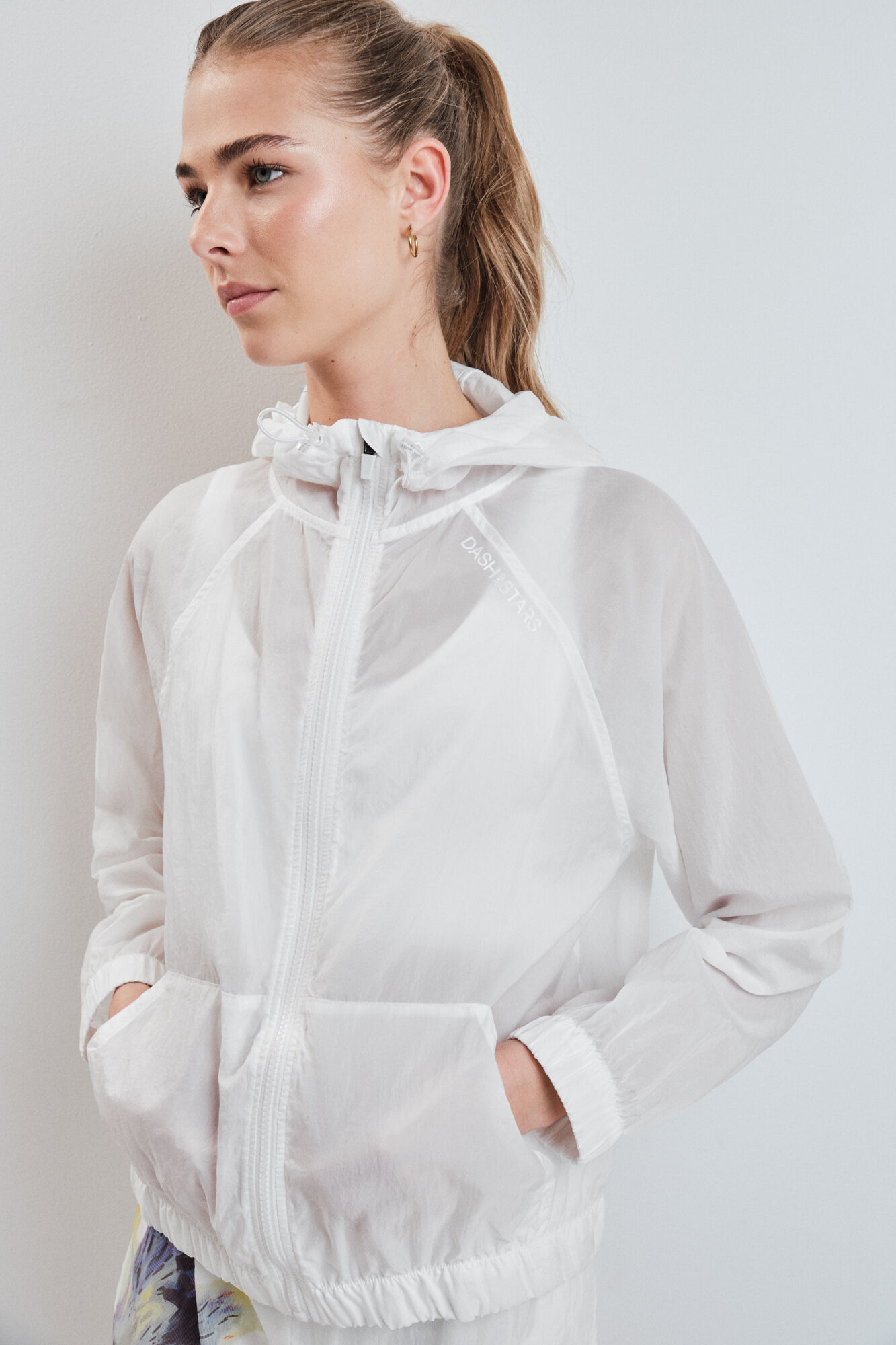 Dash and Stars Chamarra cortavientos con capucha blanca