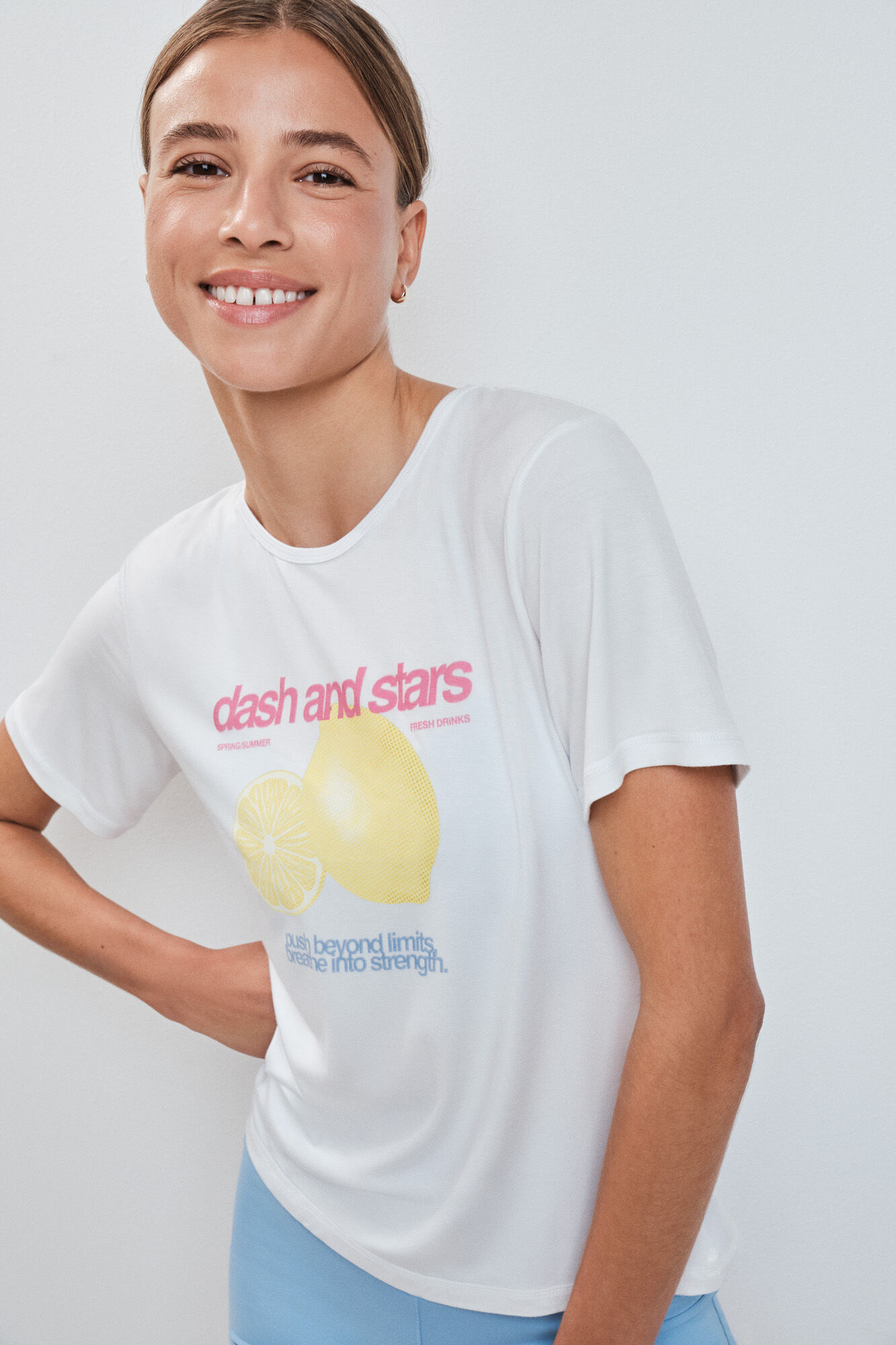 Dash and Stars Playera con abertura en la espalda blanca