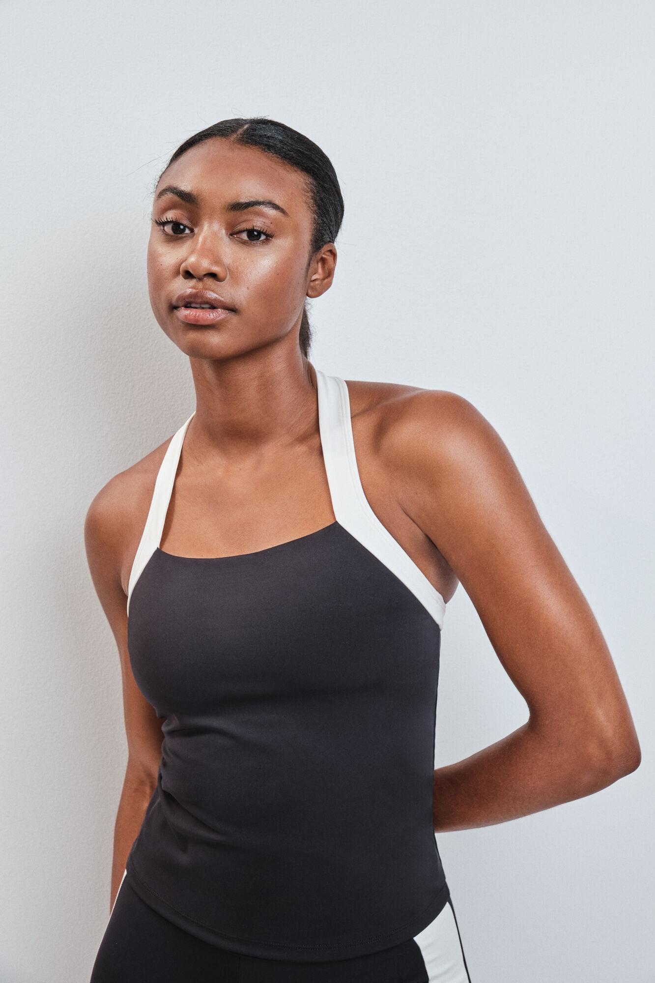 Dash and Stars Playera deportiva halter 4D Stretch contraste negro