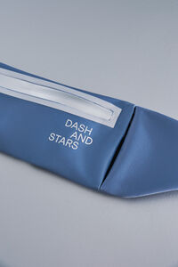 Dash and Stars Cangurera azul metalizada