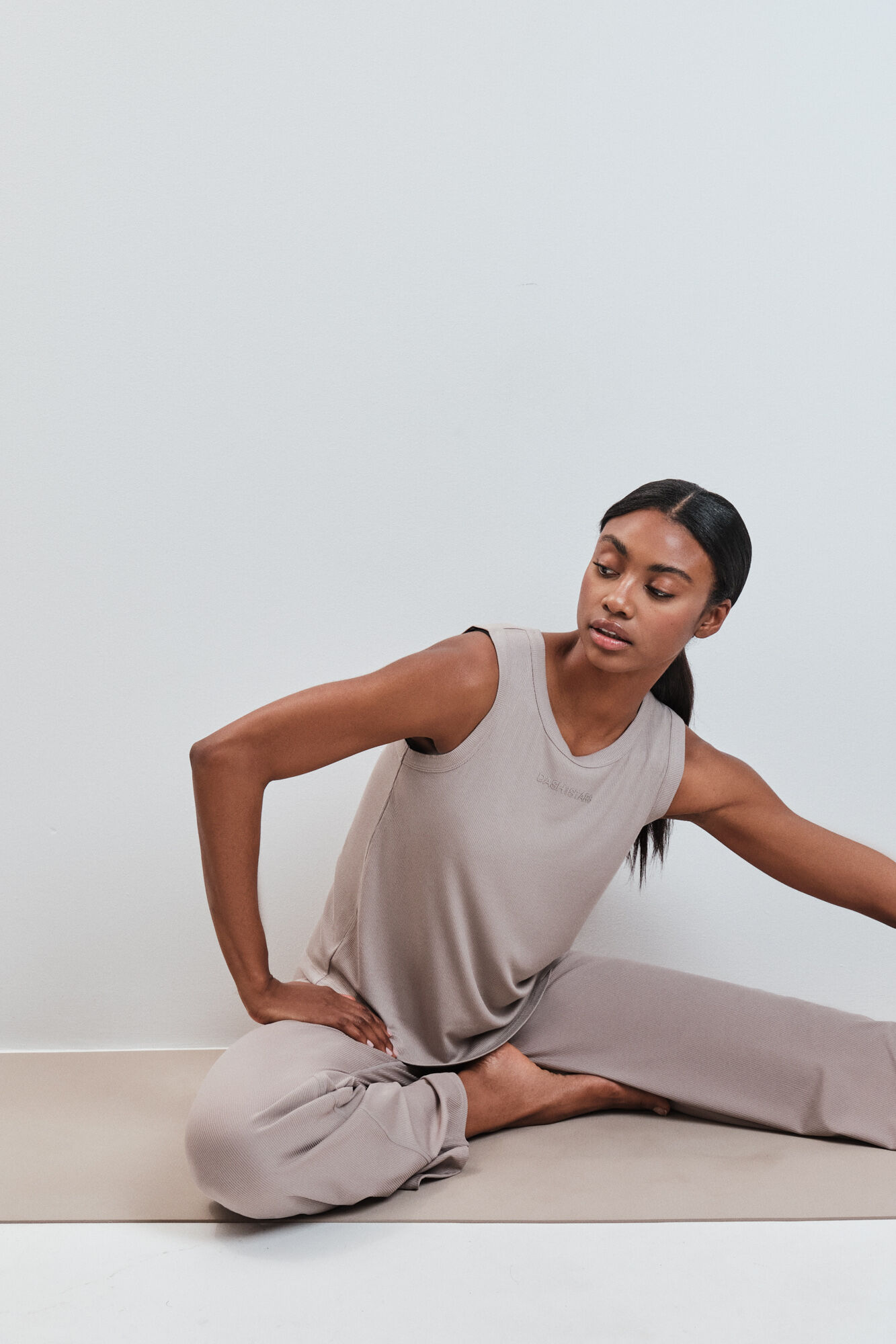 Dash and Stars Playera sin mangas de rib beige