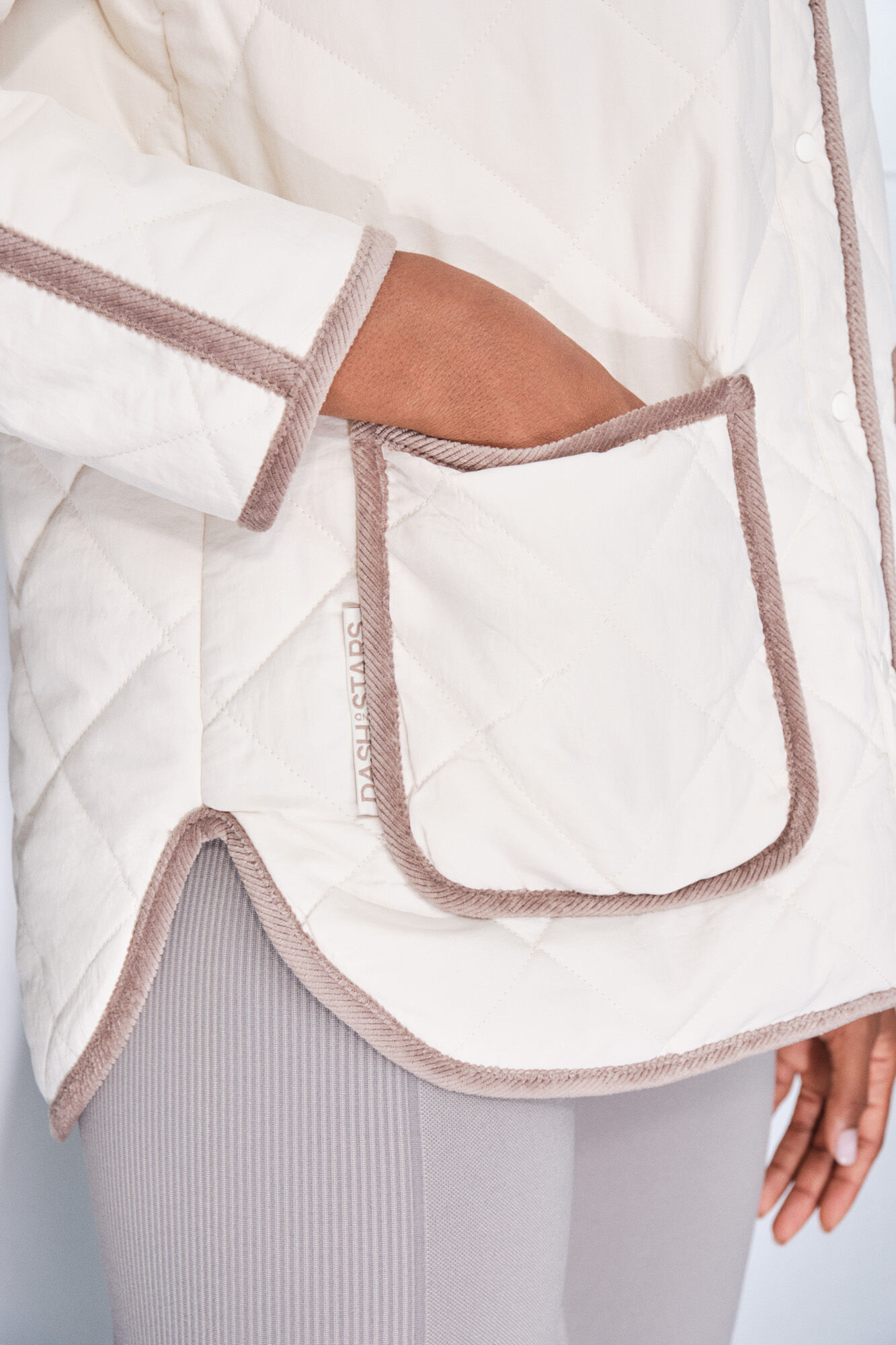 Dash and Stars Chamarra acolchada de rombos beige