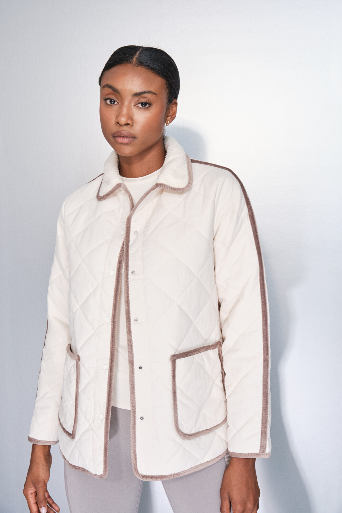 Dash and Stars Chamarra acolchada de rombos beige