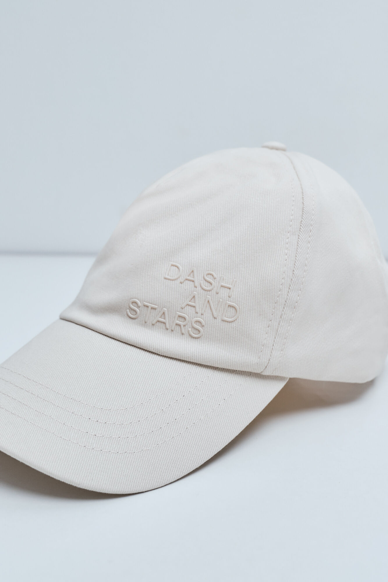 Dash and Stars Gorra deportiva beige con logo