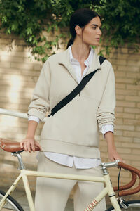 Dash and Stars Sudadera beige con cierre en el cuello