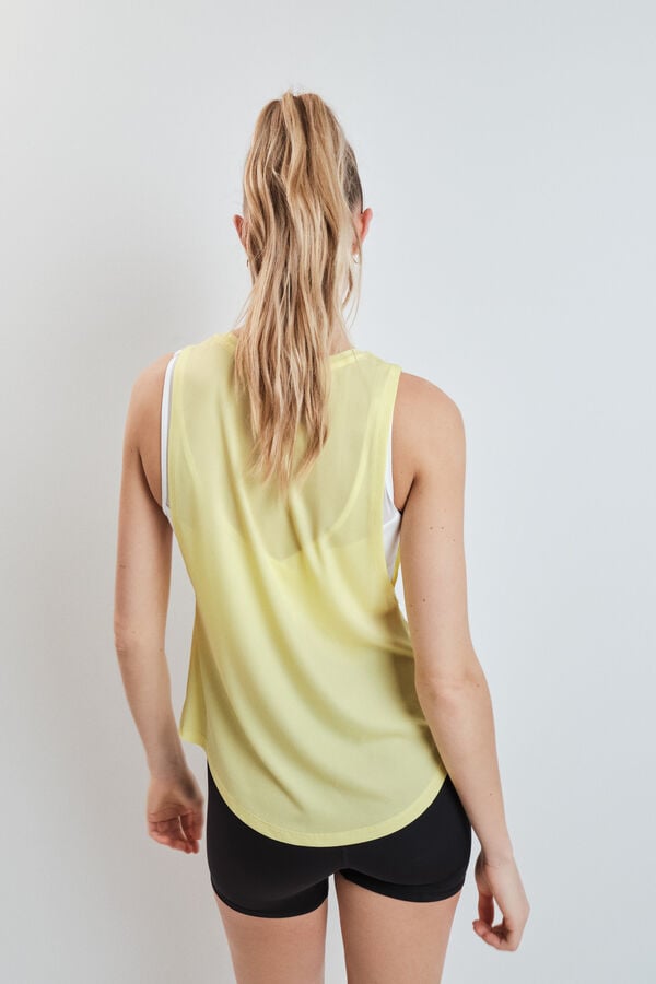 Dash and Stars Playera t&eacute;cnica ancha sisa baja amarilla estampado