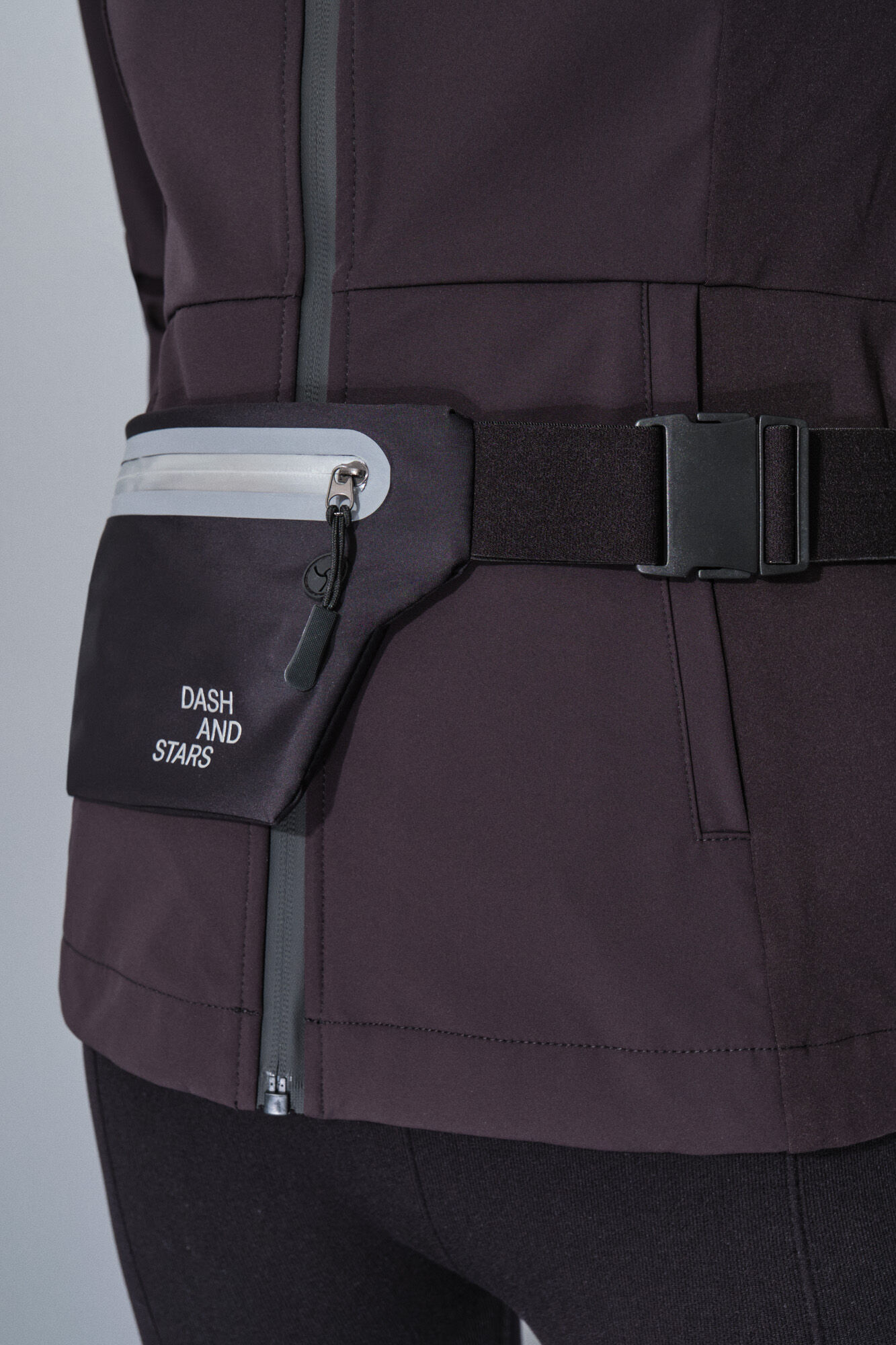 Dash and Stars Cangurera negra extraplana