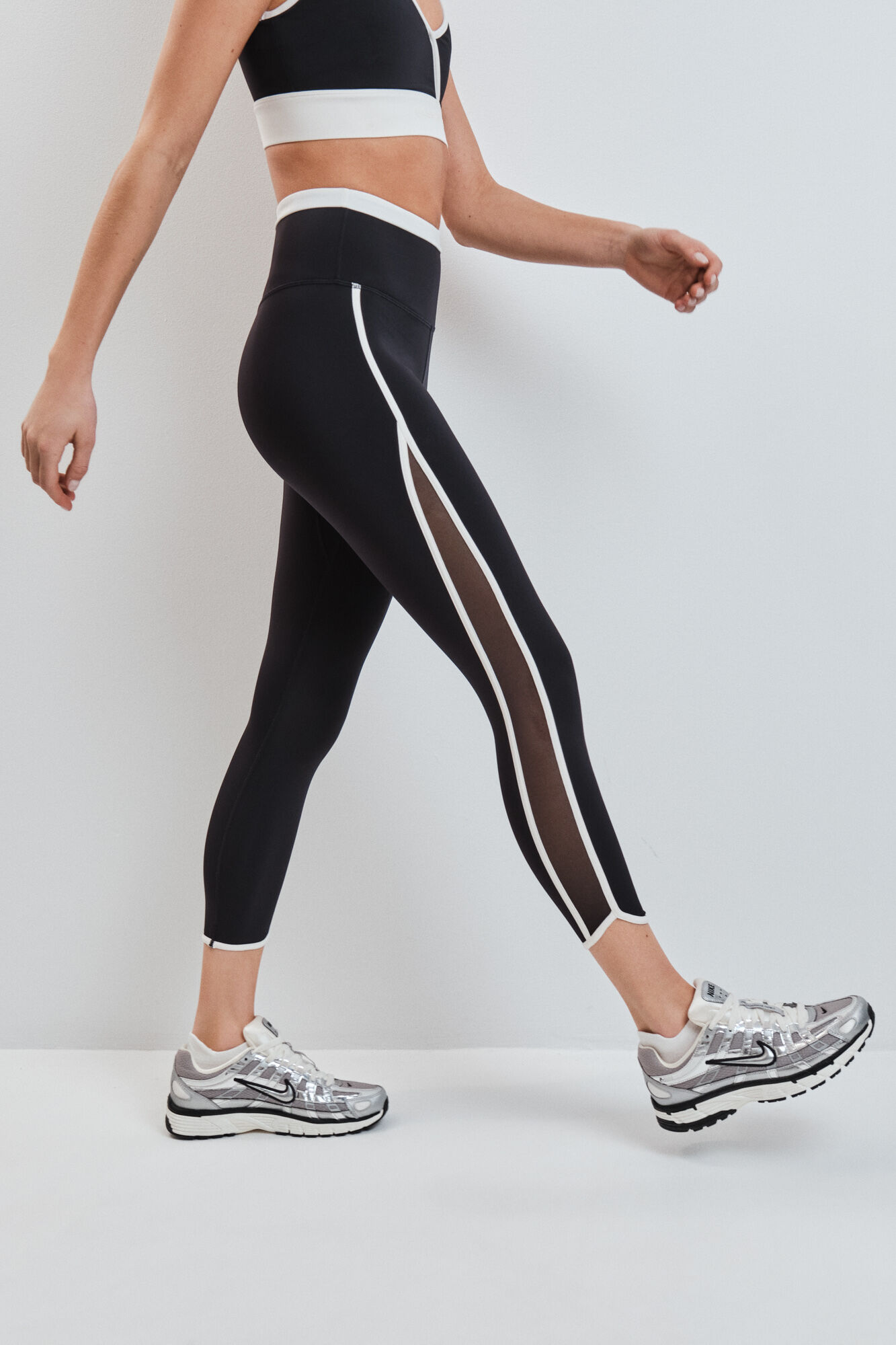 Dash and Stars Leggings crop con transparencias laterales 4D STRETCH negro