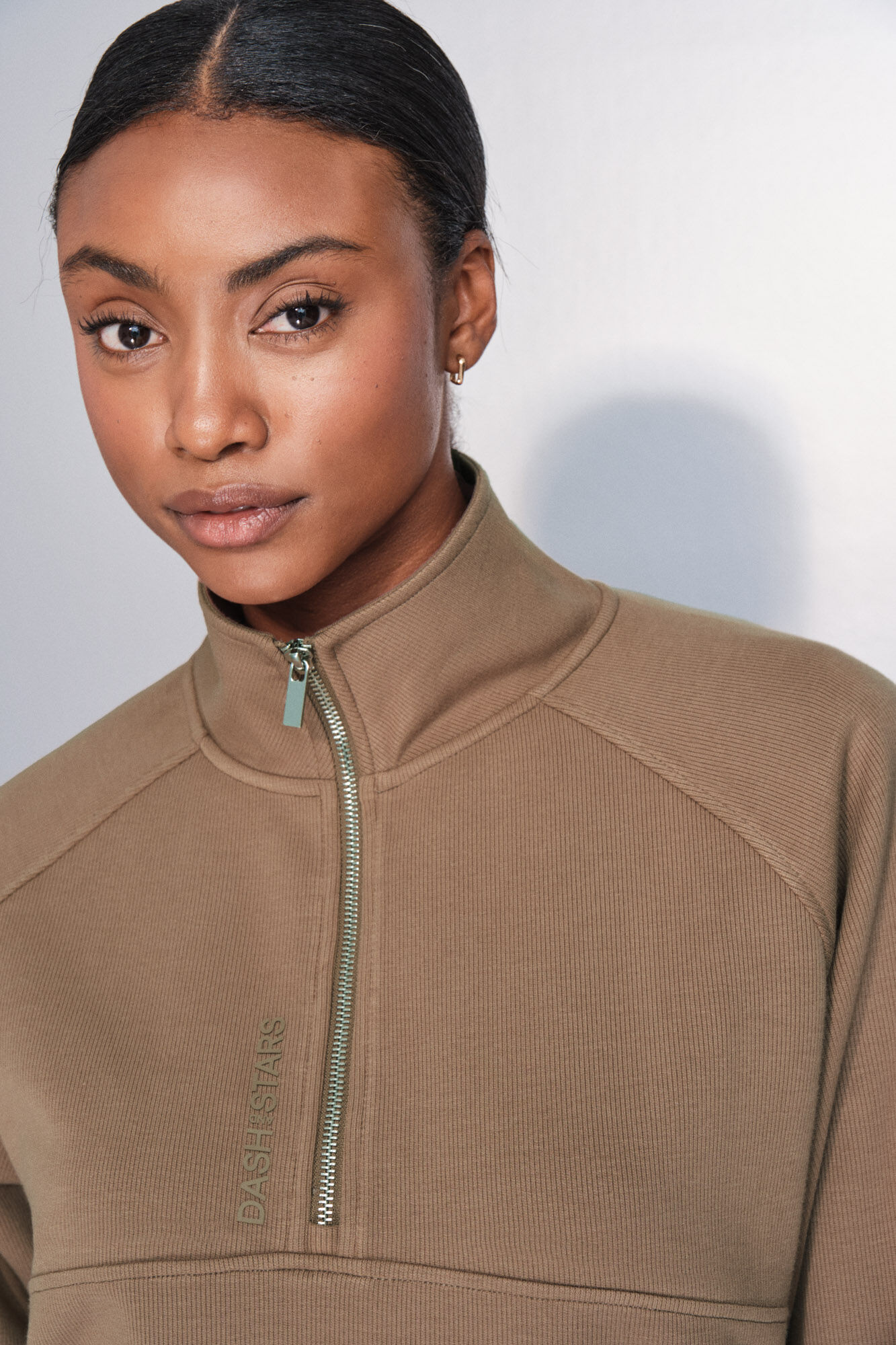 Dash and Stars Sudadera marr&oacute;n con cierre en el cuello