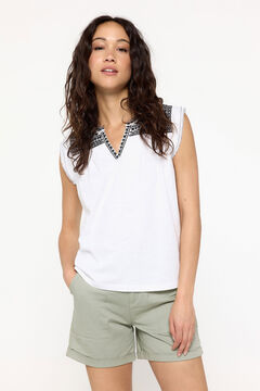 Fifty Outlet Playera cuello mao bordada Marfil