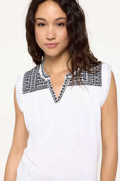 Fifty Outlet Playera cuello mao bordada Marfil