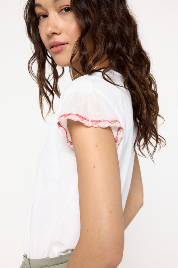 Fifty Outlet Playera cuello pico bordada Marfil