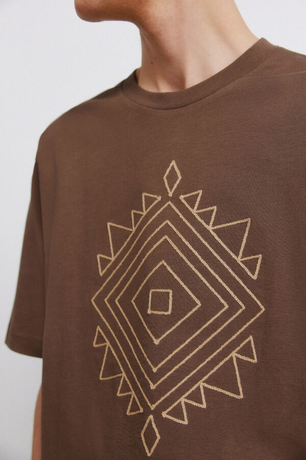 Springfield Playera bordado &eacute;tnico caf&eacute;