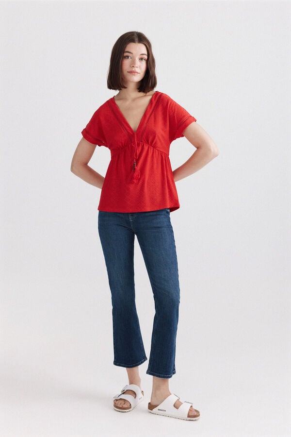 Springfield Playera escote pico con cord&oacute;n rojo