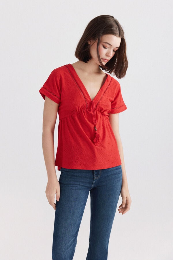 Springfield Playera escote pico con cord&oacute;n rojo