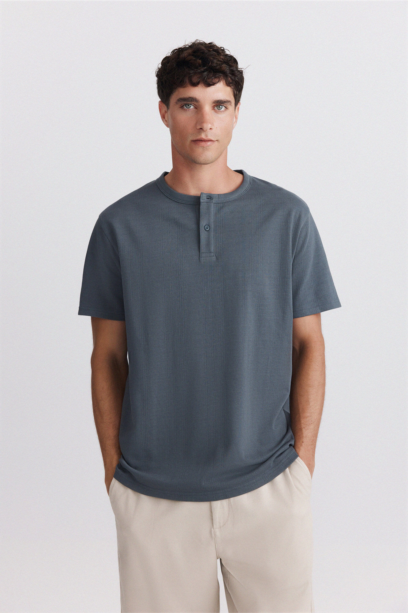 Springfield Playera cuello redondo con botones de piqu&eacute; texturizado