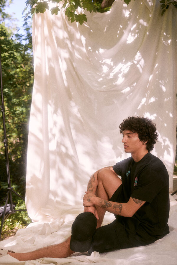 Springfield Playera flores "Roots Studio" negro