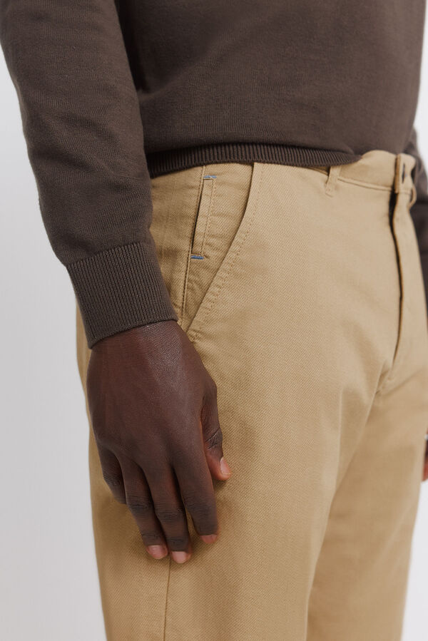Springfield Pantal&oacute;n microestampado slim fit beige