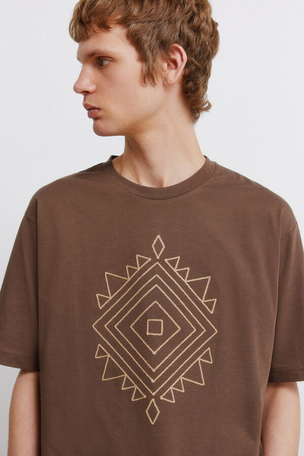 Springfield Playera bordado &eacute;tnico caf&eacute;