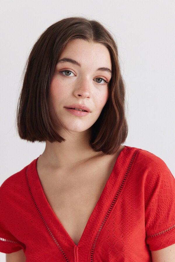 Springfield Playera escote pico con cord&oacute;n rojo