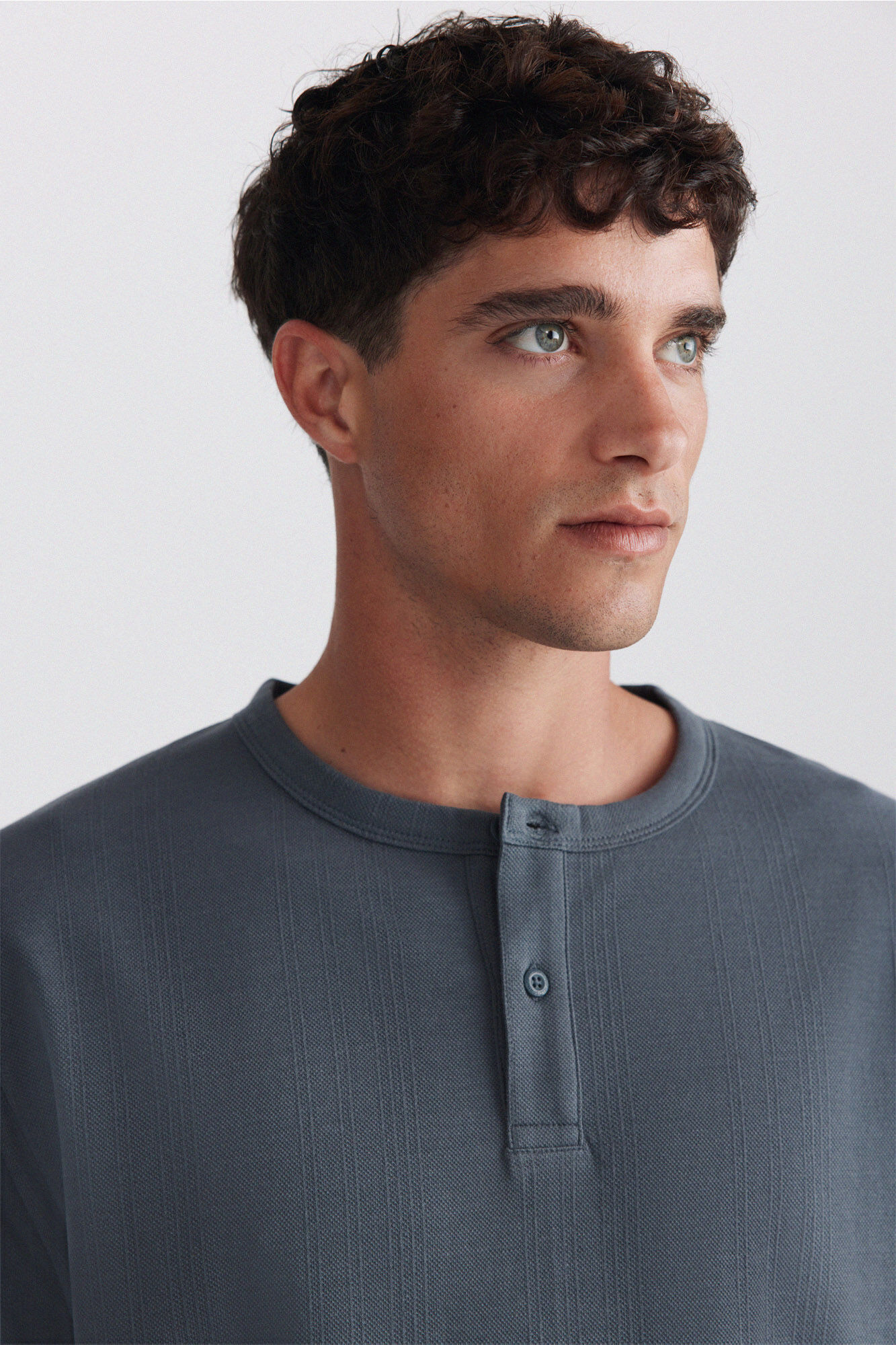 Springfield Playera cuello redondo con botones de piqu&eacute; texturizado