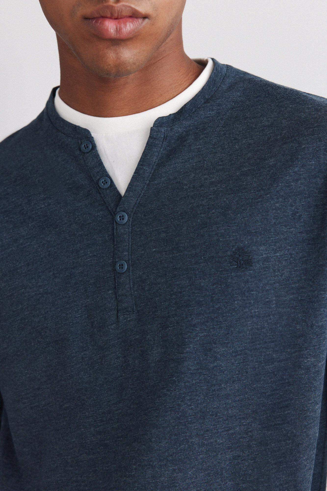 Springfield Playera manga larga cuello redondo con botones doble cuello