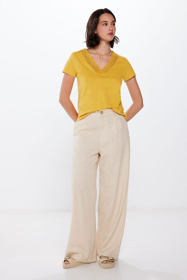 Springfield Playera Escote Pico Crochet amarillo