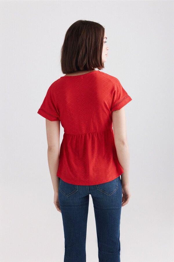 Springfield Playera escote pico con cord&oacute;n rojo