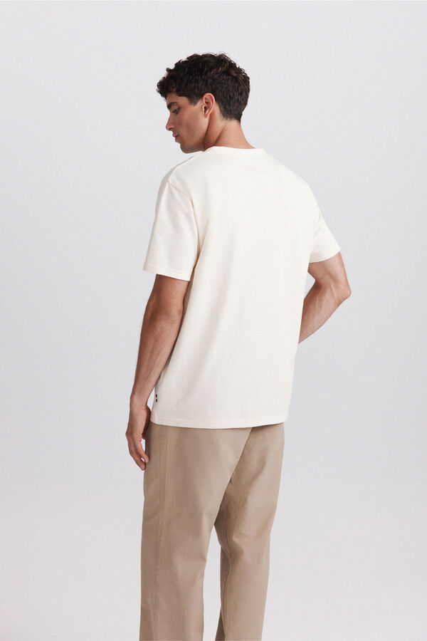 Springfield Playera cuello redondo con botones de piqu&eacute; texturizado blanco