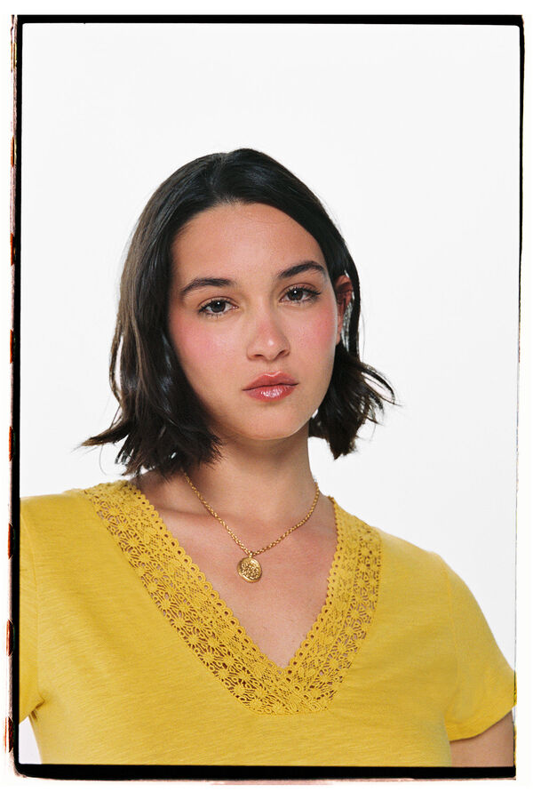 Springfield Playera Escote Pico Crochet amarillo