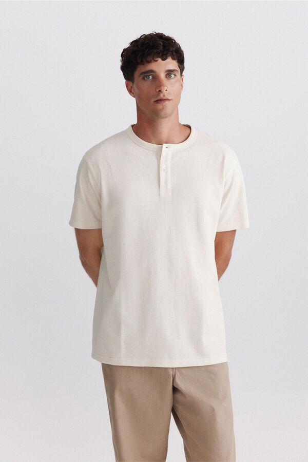 Springfield Playera cuello redondo con botones de piqu&eacute; texturizado blanco