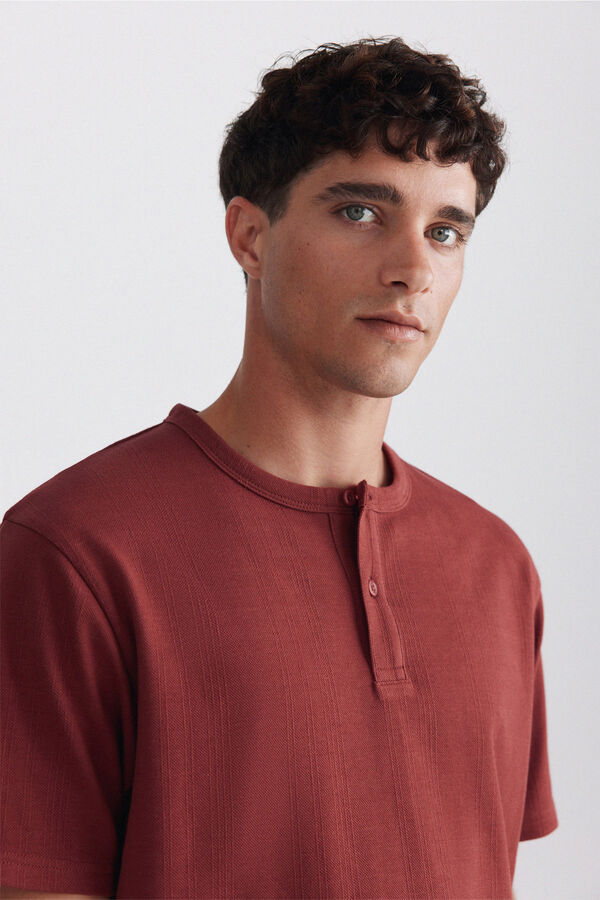 Springfield Playera cuello redondo con botones de piqu&eacute; texturizado naranja