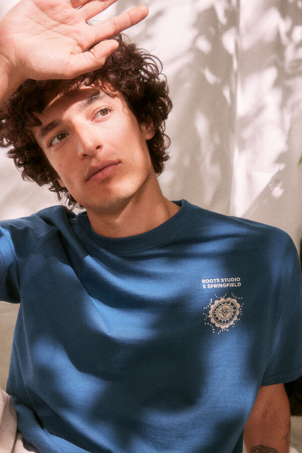 Springfield Playera estampado espalda "Roots Studio" azul