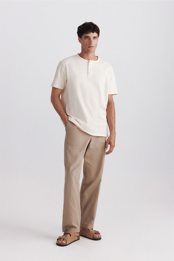 Springfield Playera cuello redondo con botones de piqu&eacute; texturizado blanco