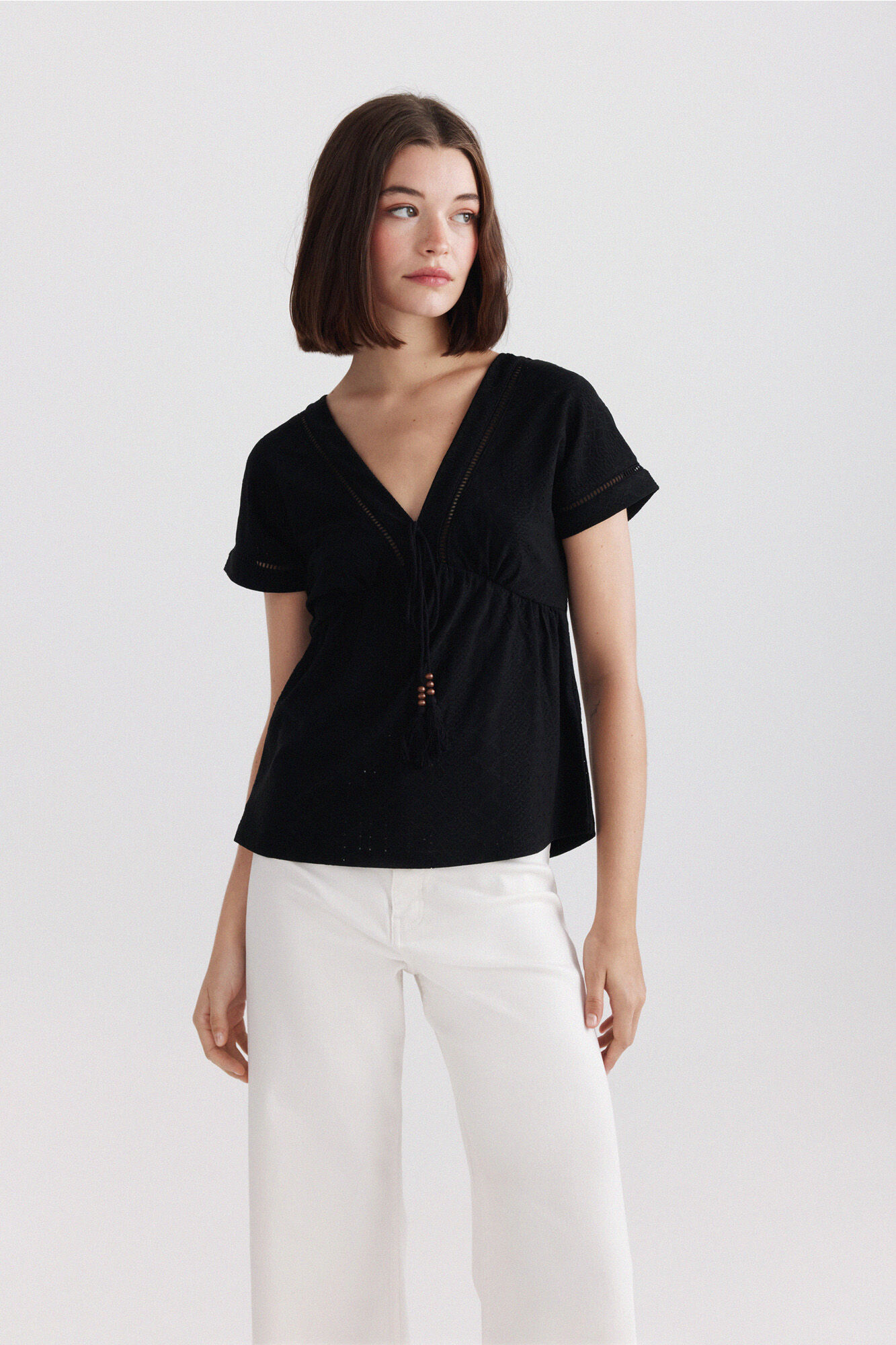 Springfield Playera escote pico con cord&oacute;n